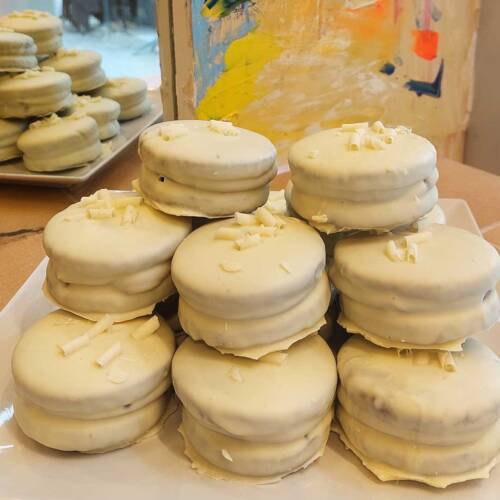 alfajores de chocolate blanco y dulce de leche Deleitería Bilbao