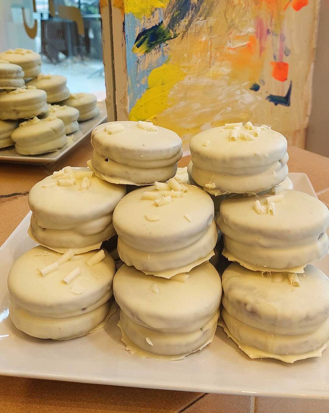 alfajores de chocolate blanco y dulce de leche Deleitería Bilbao