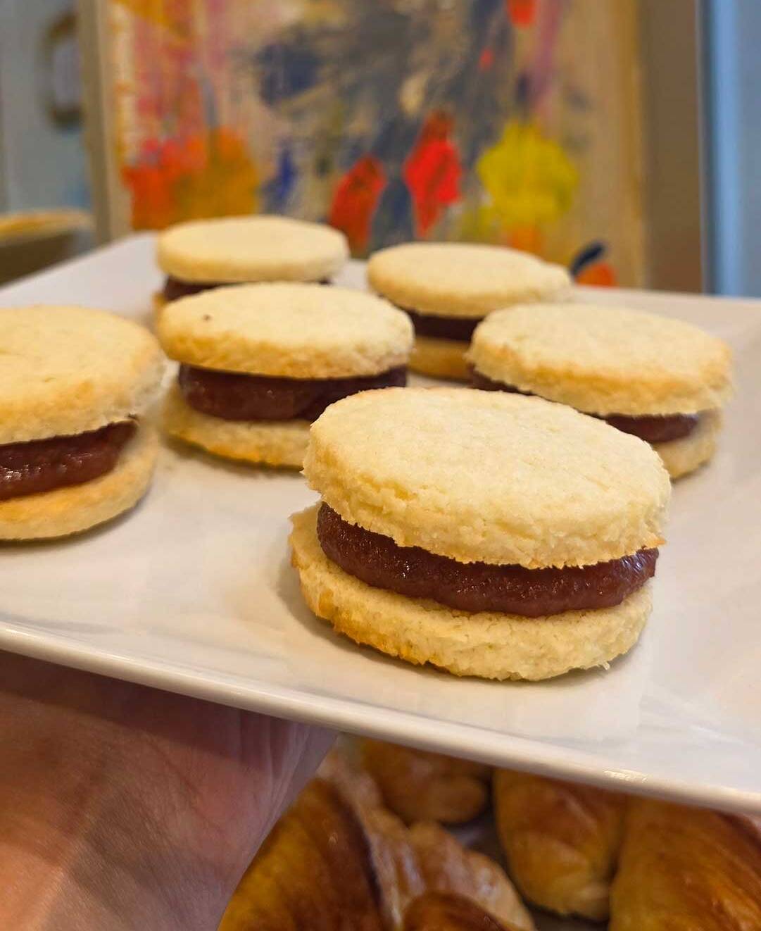 Alfajores de coco y membrillo