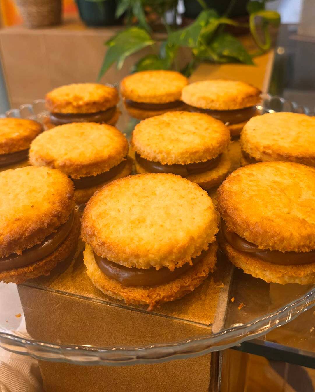 Alfajores de coco y dulce de leche
