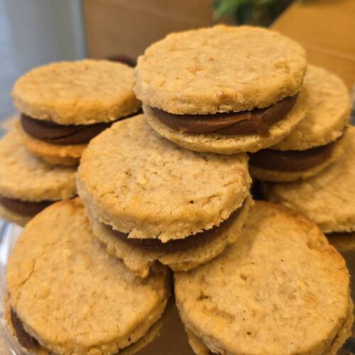 Alfajores de Avellanas y Chocolate Blanco Caramelizado
